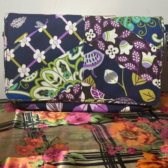 Vera Bradley Wristlet. - Picture 2 of 7